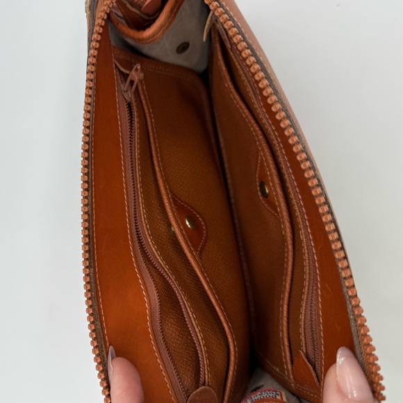 Vtg. Dooney and Bourke AWL crossbody - Picture 9 of 12
